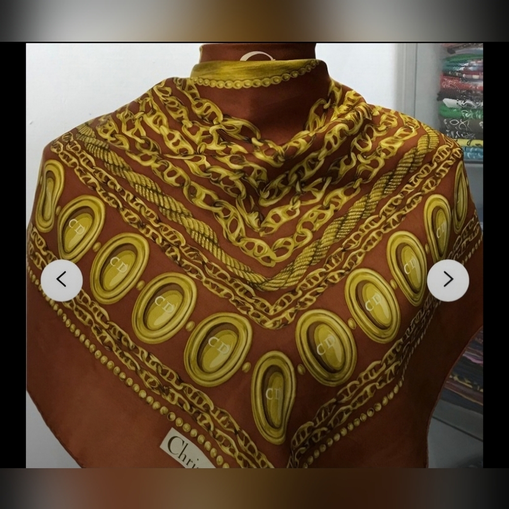 🔥EUC 💯 GORGEOUS CHRISTIAN DIOR CHAIN SILK SCARF - Picture 3 of 10